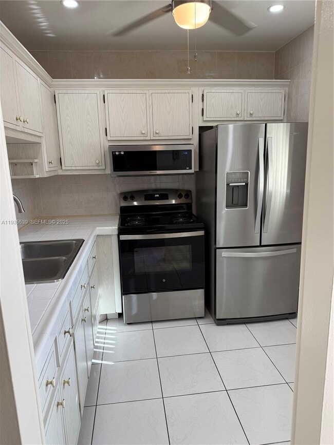 Building Photo - 5061 W Oakland Park Blvd