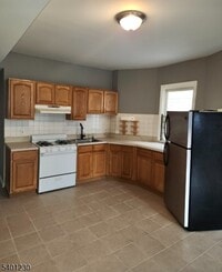 Building Photo - 93 Astor St