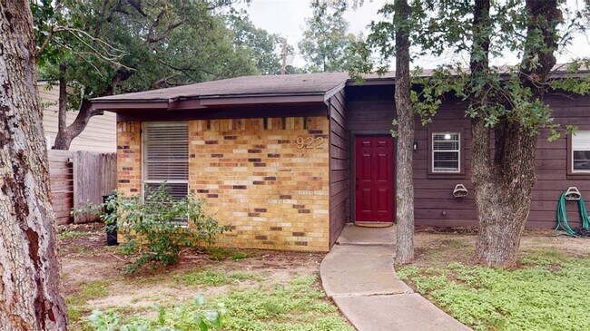 Building Photo - 922 Navarro Dr