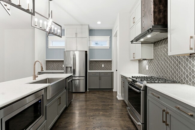 Building Photo - 1708B 15th Ave S