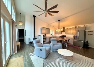 Building Photo - SEASONAL STERLING HOME!