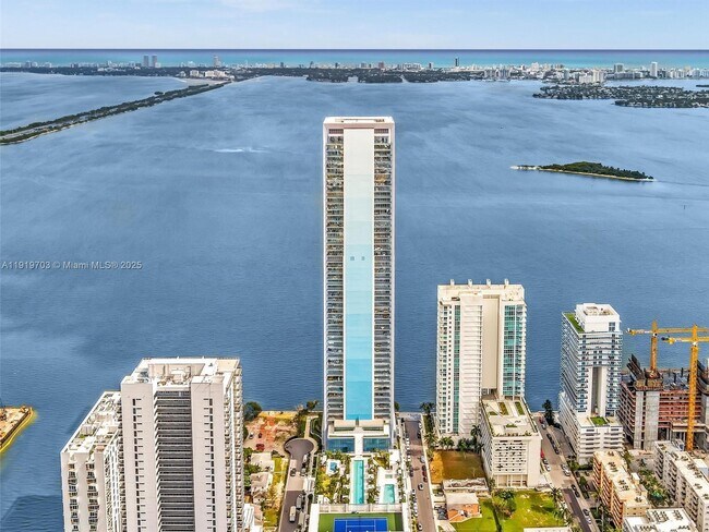 Building Photo - 700 NE 26th Terrace