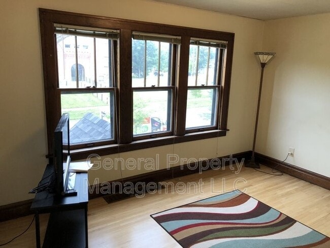 Building Photo - Great 3 Bed 1 Bath close to Water St. and ...