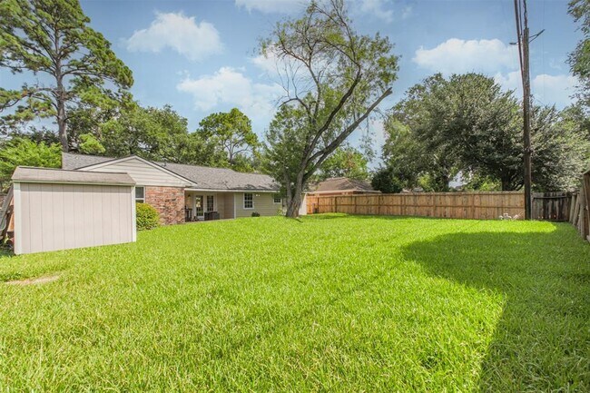 Building Photo - 10915 Cedarhurst Dr