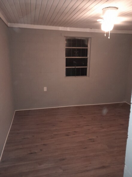 Building Photo - 1003 16th Ct