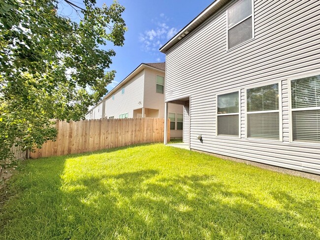 Building Photo - Modern 3BR/2.5BA Home Near LSU - Double Ga...
