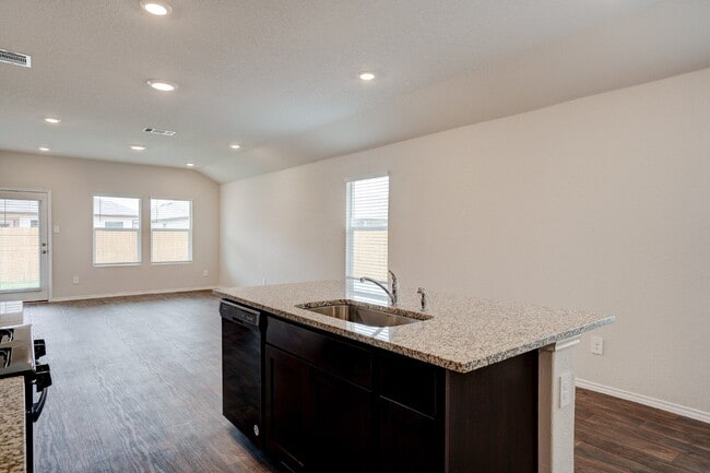 Building Photo - "Charming 3-Bedroom Oasis on Roanwood Drive with 2 Full Baths – Your Spacious Retreat Awaits in S...