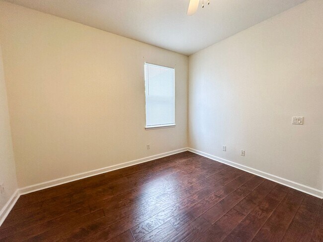Building Photo - Beautiful 3/2 in Winding Cove with large f...