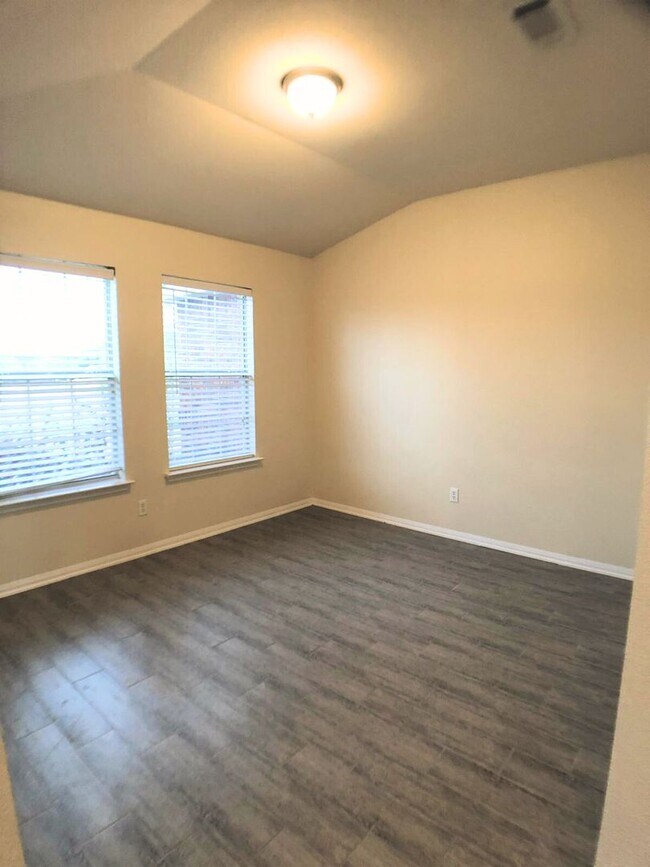 Building Photo - 4 bed 2 bath house in Harker Heights!