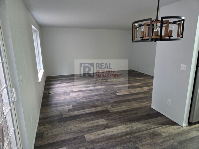 Building Photo - Check Out This Completely Remolded 3 Bedroom, 2.5 Bath Townhome!