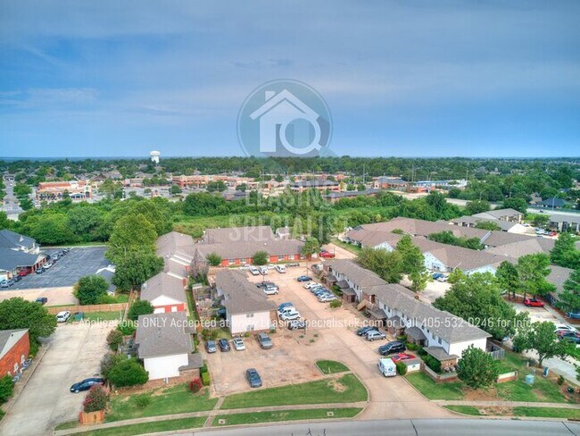 Building Photo - West Norman 2 Bed 1.5 Bath Townhouse Available for Your Immediate Move!