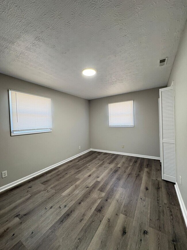 Building Photo - Welcome Home to Bellagio South Living: Where Comfort Meets Convenience