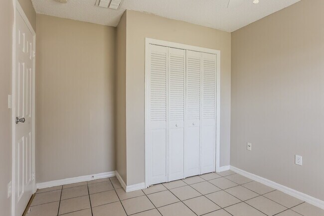 Building Photo - 1983 SE Floresta Dr