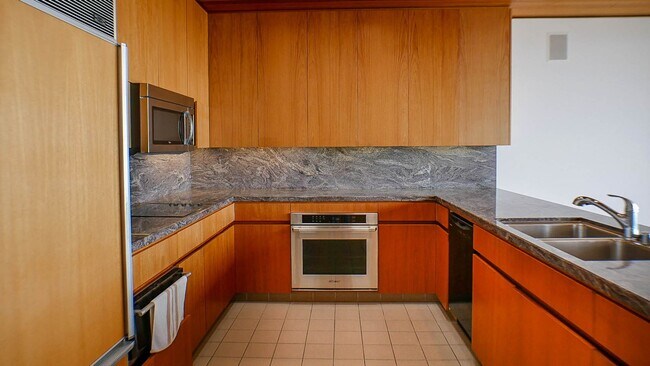 Building Photo - La Playa living with stunning city, ocean ...