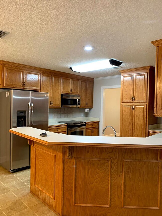 Building Photo - Beautiful 4-Bedroom Valdosta Home with Sun...