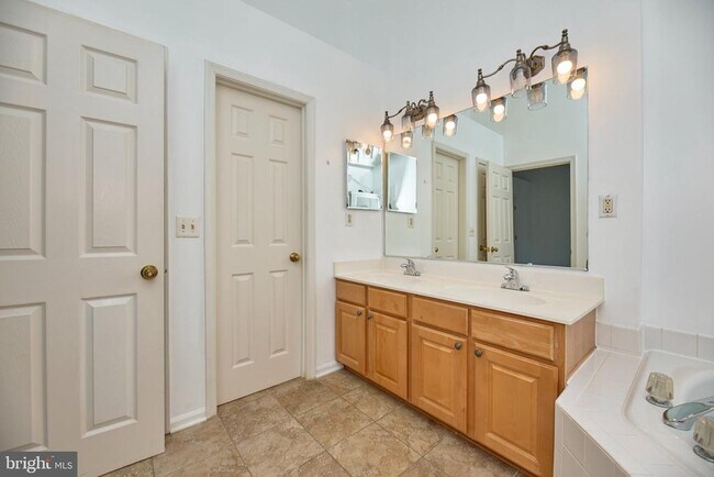 Building Photo - 11485 Carriage Gate Ct