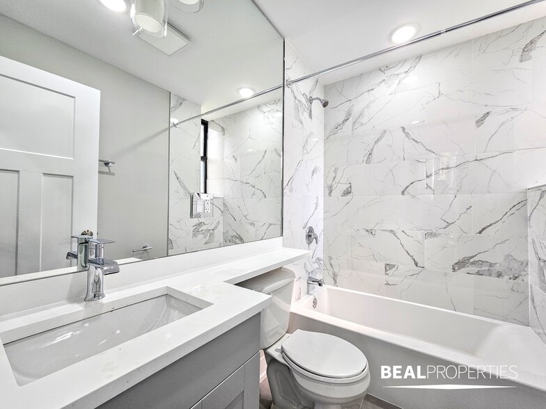 Building Photo - 428 W Belden Ave