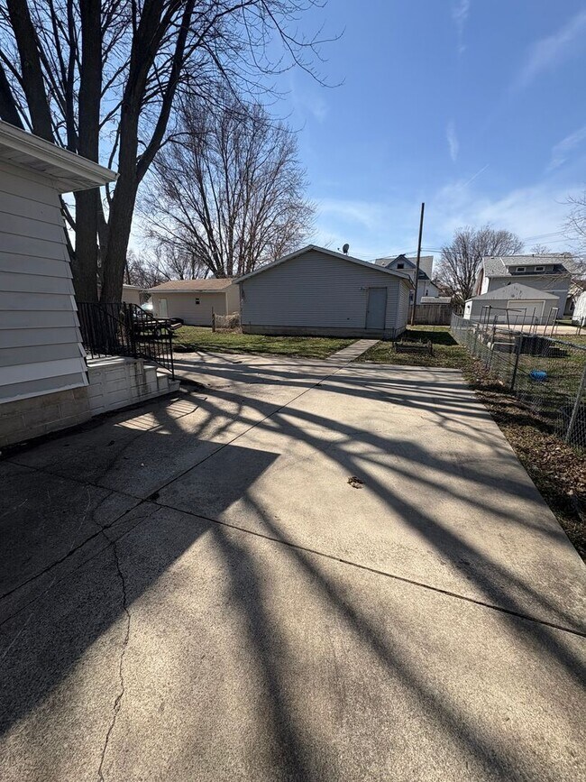 Building Photo - 726 Denver St