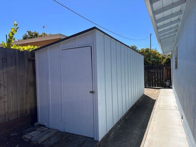 Building Photo - Updated 3/2 SFR w/ AC, BIG yard, move in r...
