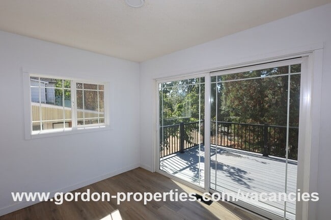 Building Photo - Saint Helens OR - upstairs flat 2 bedroom unit in duplex