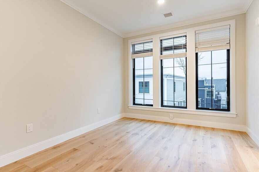 Building Photo - 163 Everett St