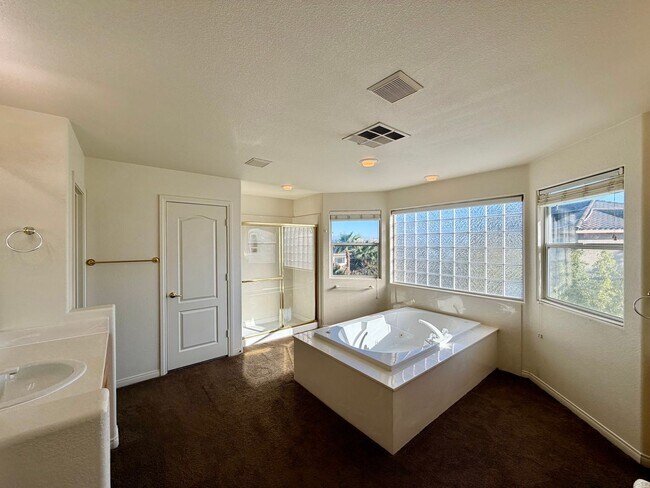 Building Photo - Lovely, large 4 bedroom