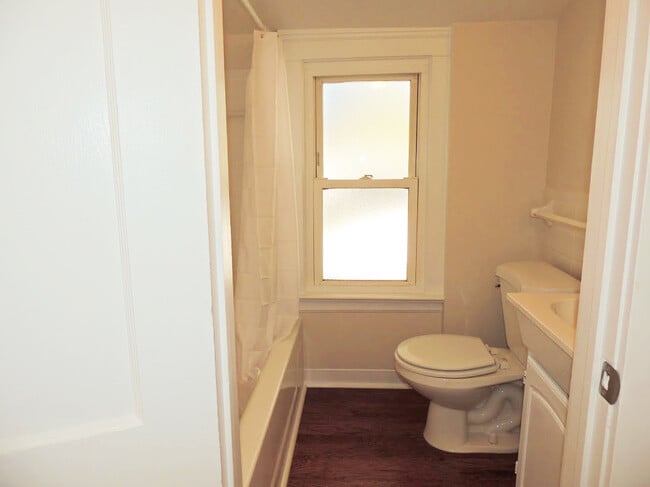 Building Photo - 3 Bedroom Bungalow for Rent!