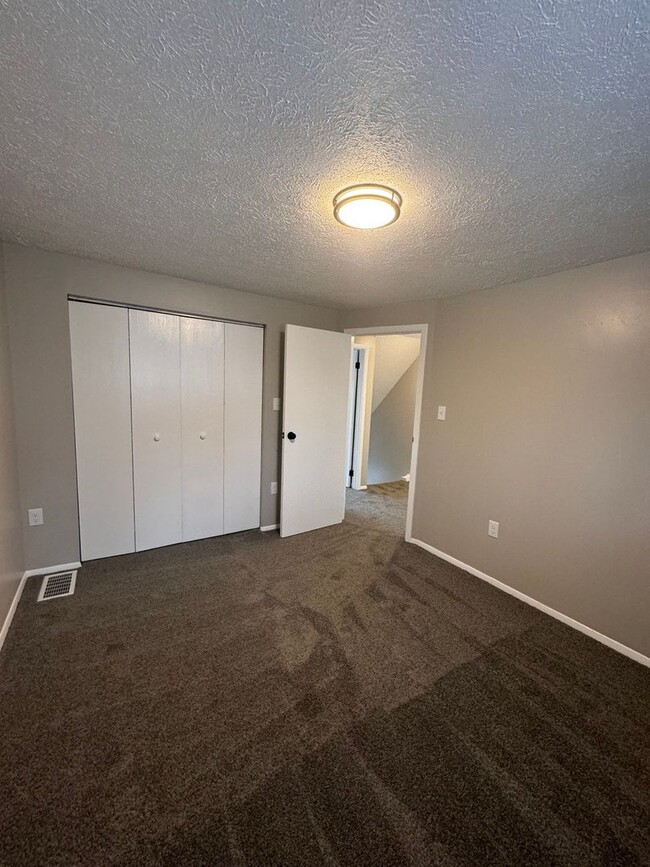 Building Photo - For Rent: 2 BD | 1.5 BTH | Garage | Spacio...