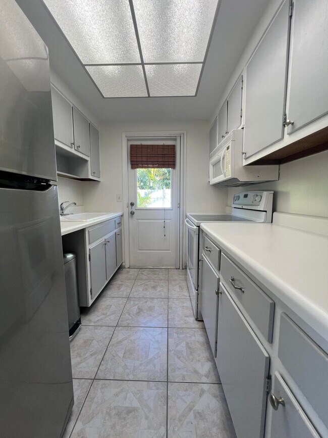 Building Photo - 136 Yacht Club Dr