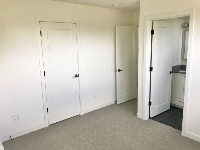 Building Photo - Stunning Town Home with Views of the Sound!