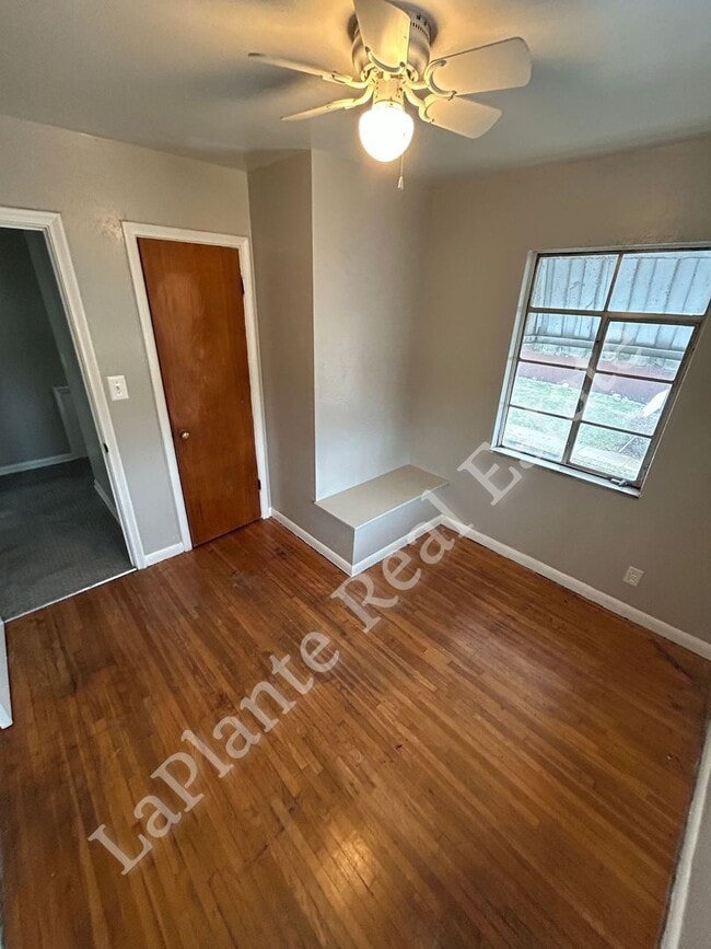 Building Photo - 1421 N Ravine Pkwy