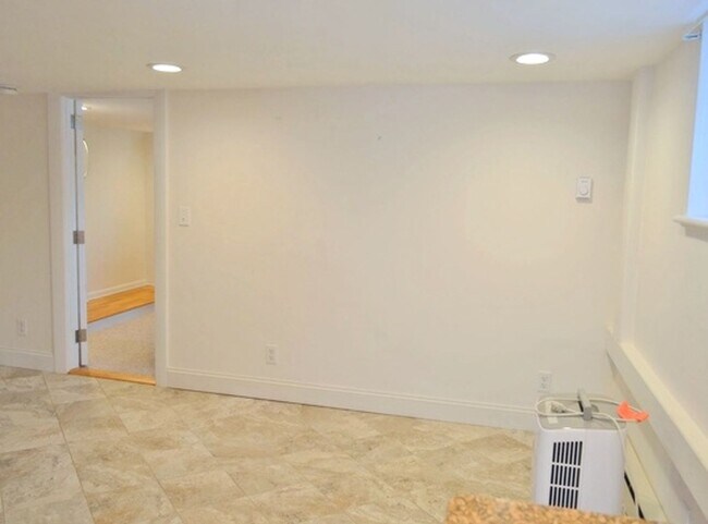 Building Photo - 9 Broadway Ave