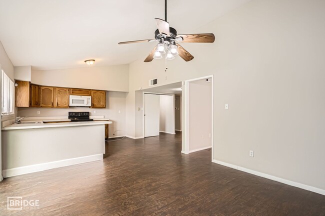 Building Photo - 8314 Kensington Dr