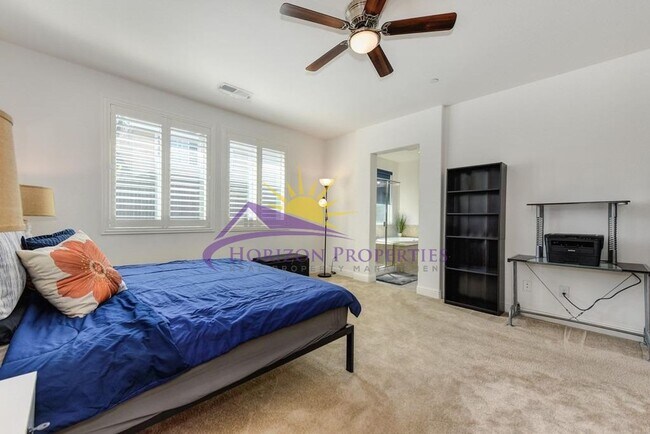 Building Photo - Beautiful 3 Bed 2.5 Bath 1,983sqft single family home with New LVP Flooring & 3-Car Garage in Ana...