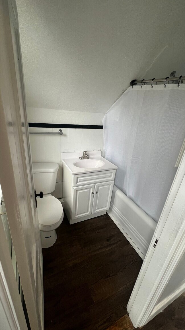 Bathroom - 109 Dean St