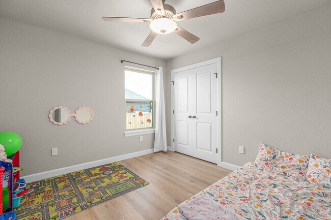 Building Photo - Modern Living: Spacious 5 Bed, 2 Bath Home...