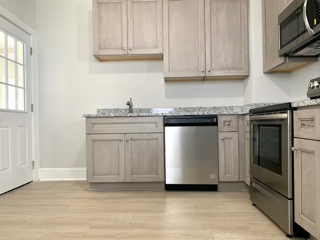 Building Photo - Beautifully Updated 2BD/1BA Home