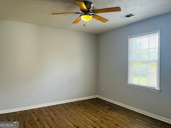 Building Photo - 104 Peachtree Ct