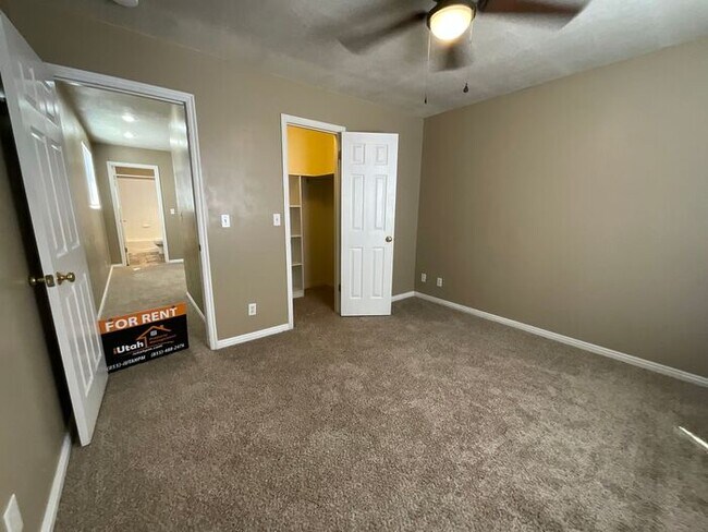 Building Photo - 3 bdrm 2 1/2 bath Townhome