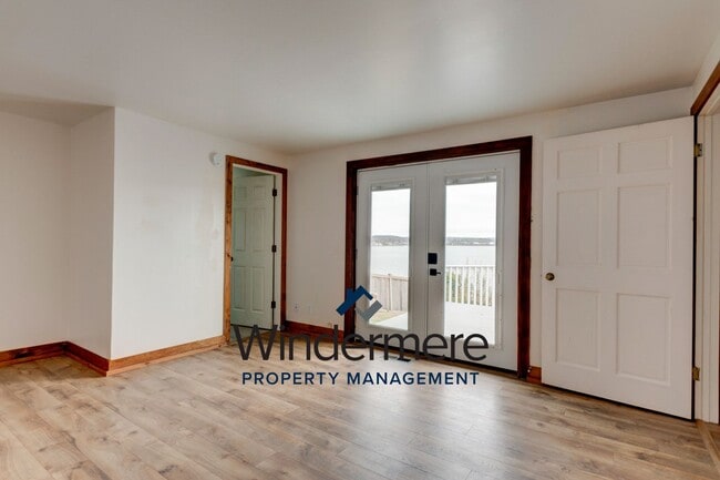 Building Photo - Three Bedroom, Two Bath Waterview