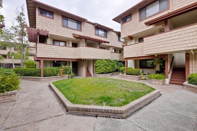 Building Photo - Popular Woodside Commons at Its Finest.