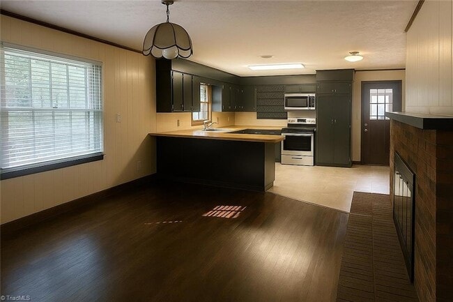 Building Photo - 1505 Turfwood Dr