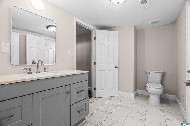 Building Photo - 528 10th Ct W