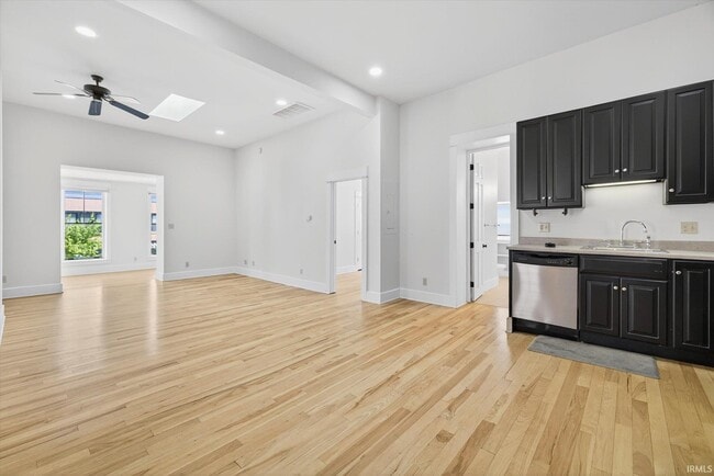Building Photo - 114 E 6 St
