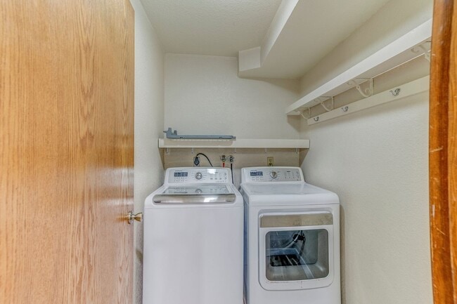 Building Photo - 3-bedroom 2.5-bathroom Home