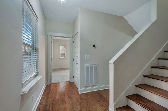 Building Photo - Modern Living in Downtown Nashville!