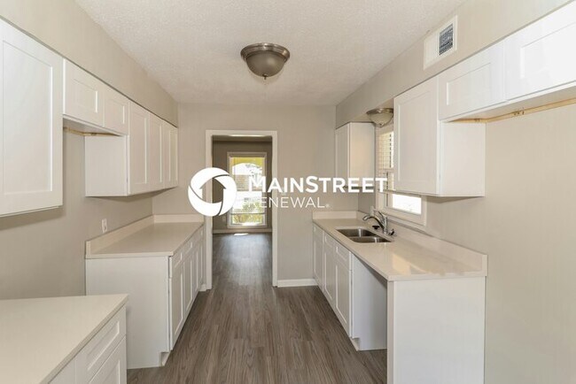 Building Photo - 4 Bedroom Pet-Friendly Home in Memphis, TN with Main Street Renewal