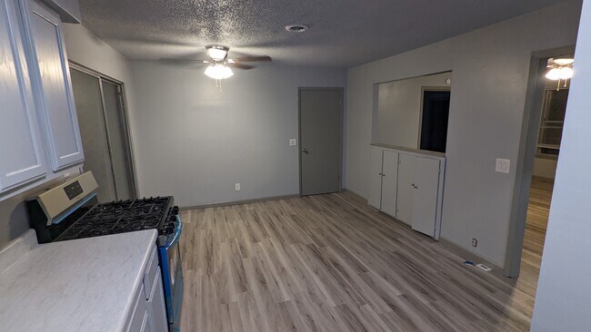 Building Photo - 402 Hickory St