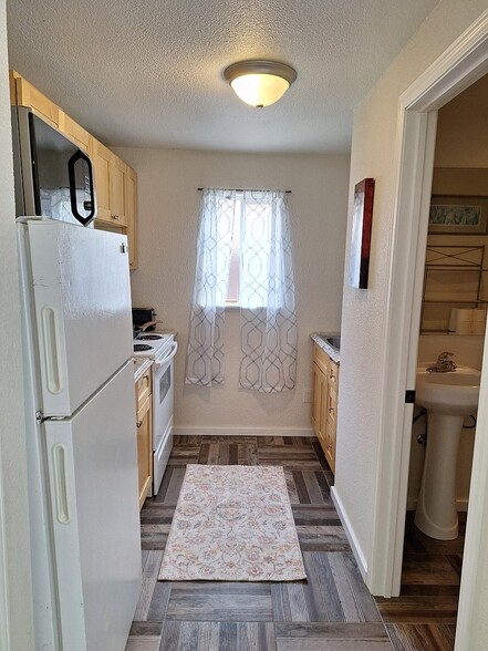 Entry to Kitchen - 3332 Larch Way