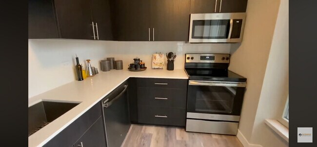 Building Photo - 40 E Delaware Pl